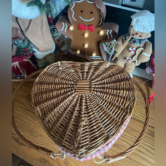 🩷 Rare Vintage 1972 Large
Heart Shape Wicker
Basket ‼️FINAL SALE - Picture 6 of 10